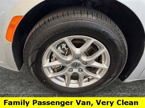 Used 2024 Chrysler Pacifica Touring-L image 23