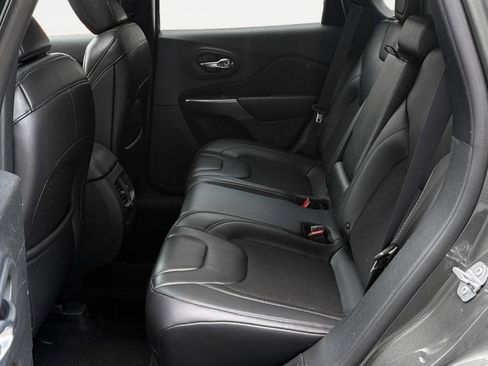 Used 2019 Jeep Cherokee Latitude Plus w/ Cold Weather Group AWD/4WD image 13