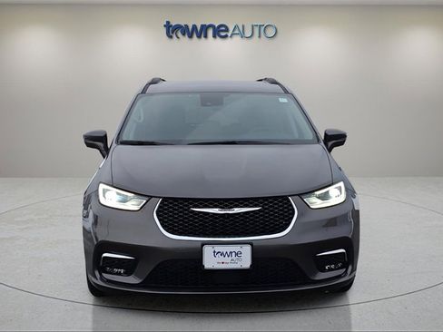 Certified 2022 Chrysler Pacifica Touring-L w/ Uconnect Theater Family Group image 8