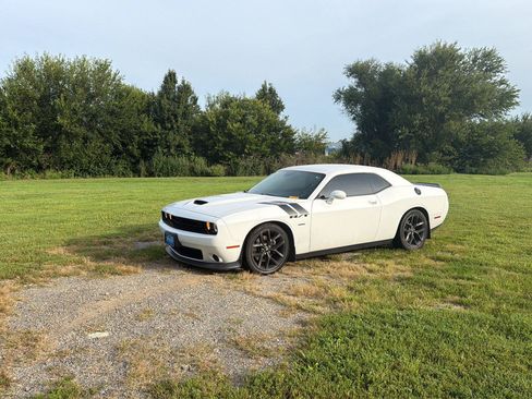 Used 2019 Dodge Challenger R/T w/ Driver Convenience Group RWD image 2