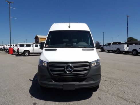 Used 2025 Mercedes-Benz Sprinter 2500 image 12