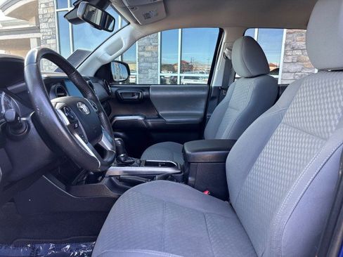 Used 2022 Toyota Tacoma SR5 w/ Technology Package image 10