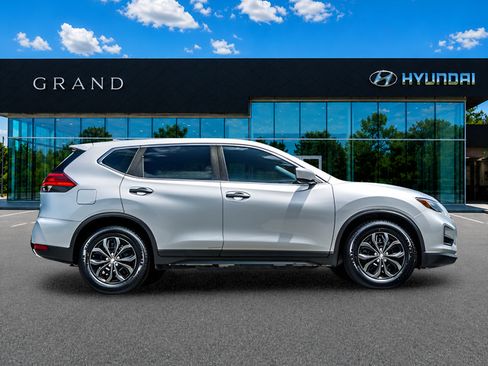Used 2017 Nissan Rogue S FWD image 7
