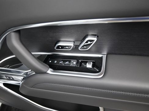 New 2025 Land Rover Range Rover Long Wheelbase SE image 13