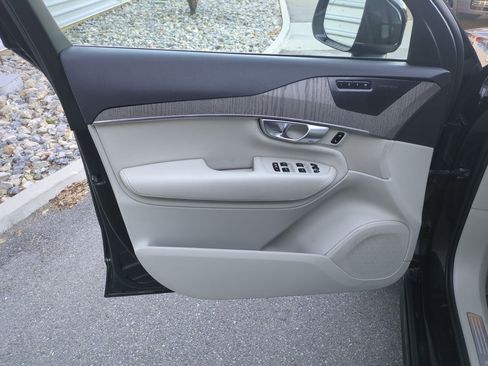 Used 2023 Volvo XC90 B6 Plus image 12