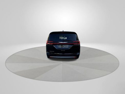 Used 2024 Chrysler Pacifica Touring-L image 6