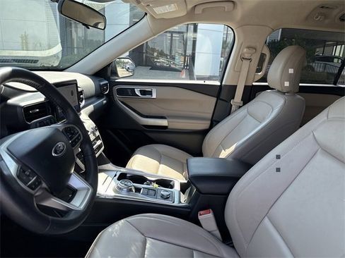 Certified 2024 Ford Explorer XLT w/ Equipment Group 202A image 4