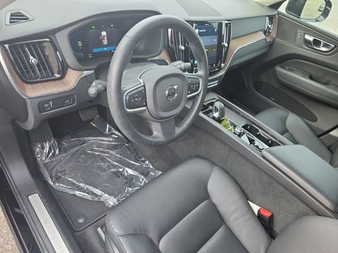 Certified 2022 Volvo XC60 B5 Momentum w/ Climate Package image 9