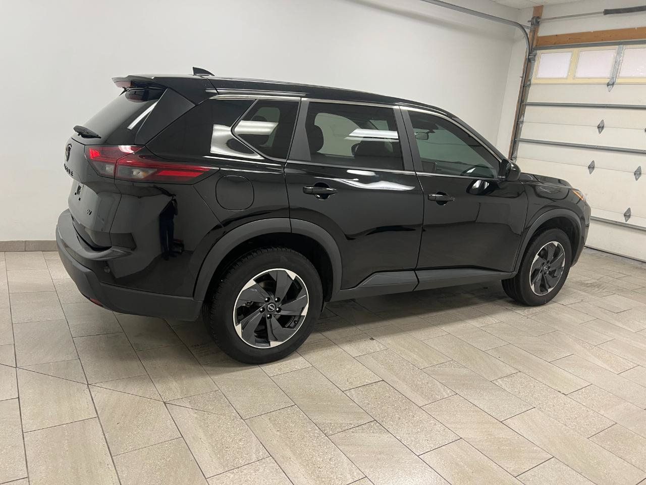 Used 2024 Nissan Rogue SV FWD image 5