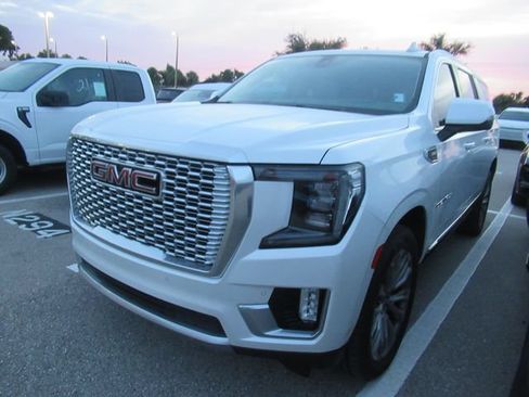 Used 2021 GMC Yukon XL Denali w/ Denali Premium Package RWD image 3