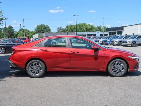 Used 2024 Hyundai Elantra SEL FWD image 8