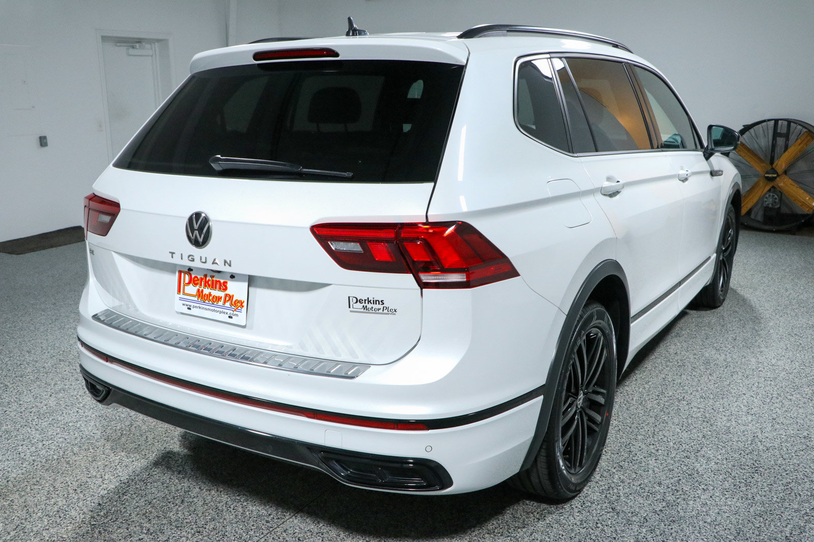 Used 2022 Volkswagen Tiguan SE R-Line FWD image 7