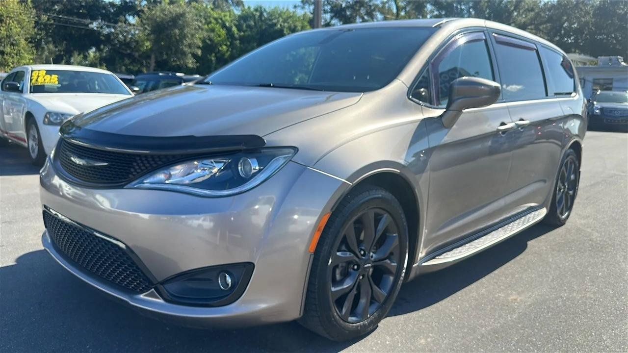 Used 2018 Chrysler Pacifica Touring Plus w/ S Appearance Package FWD image 2