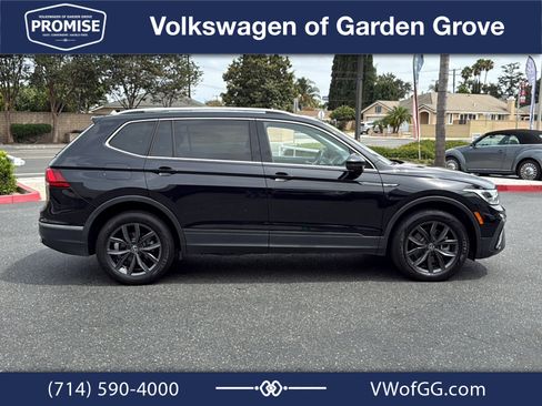 Used 2023 Volkswagen Tiguan SE w/ Panoramic Sunroof Package FWD image 9