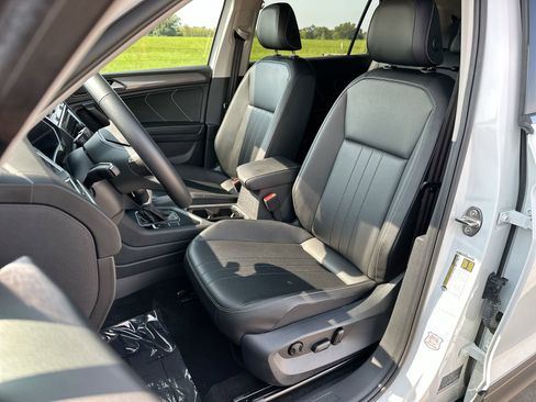 Used 2024 Volkswagen Tiguan SE image 11