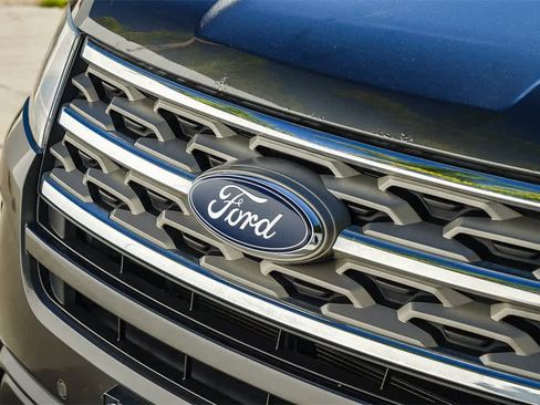 Used 2018 Ford Explorer XLT w/ Equipment Group 202A image 9