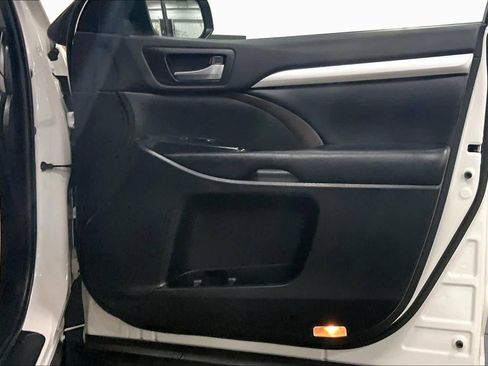 Used 2019 Toyota Highlander XLE AWD/4WD image 23