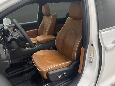 Used 2024 Chrysler Pacifica Pinnacle image 4