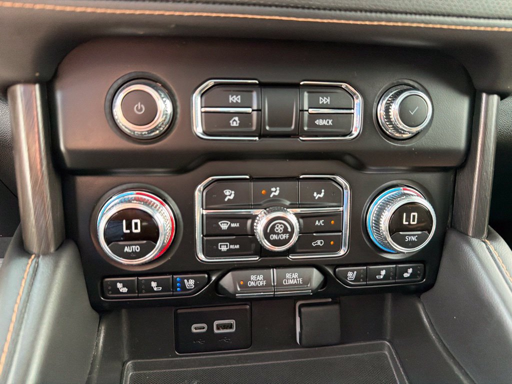 Used 2024 GMC Yukon XL AT4 w/ Technology Package AWD/4WD image 12