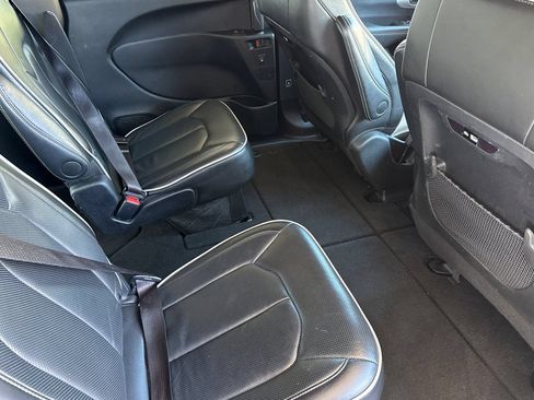 Used 2025 Chrysler Pacifica Limited FWD image 24