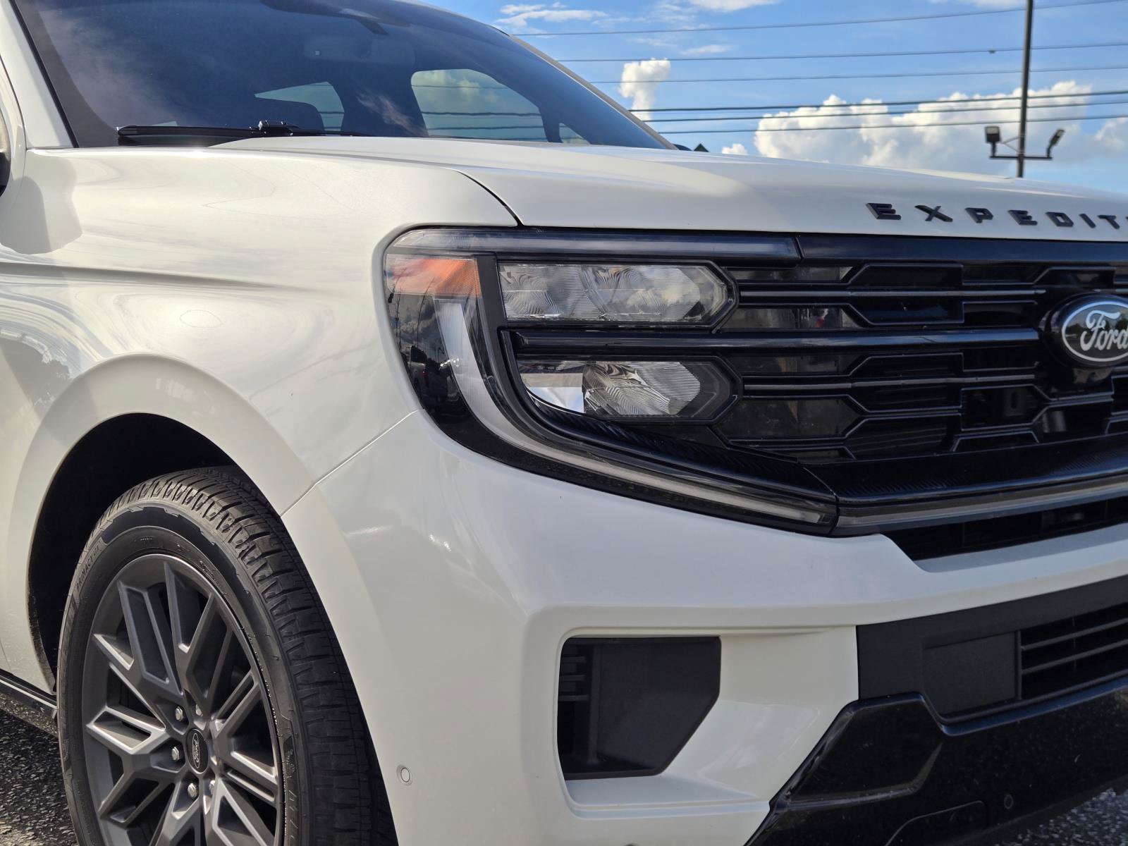 Used 2025 Ford Expedition Platinum w/ Stealth Performance Package AWD/4WD image 5