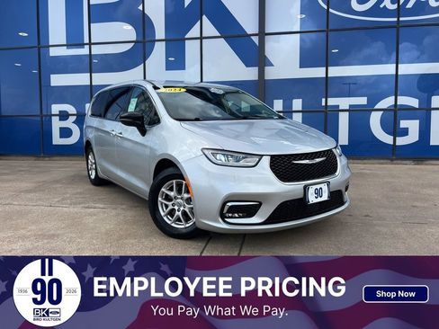 Used 2024 Chrysler Pacifica Touring-L FWD image 1