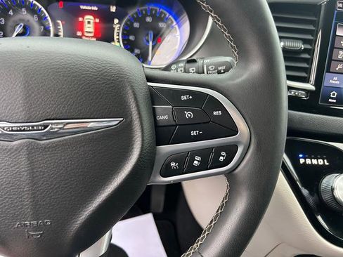 Certified 2022 Chrysler Pacifica Touring-L image 15