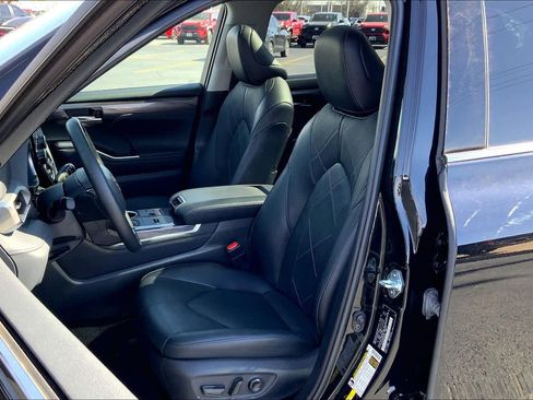 Used 2023 Toyota Highlander Platinum image 8