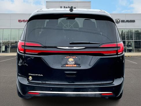 Used 2024 Chrysler Pacifica Touring-L image 5