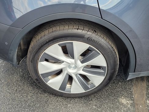 Used 2022 Tesla Model Y Long Range image 10