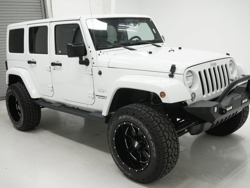 Used 2015 Jeep Wrangler Unlimited Sahara w/ Connectivity Group image 3