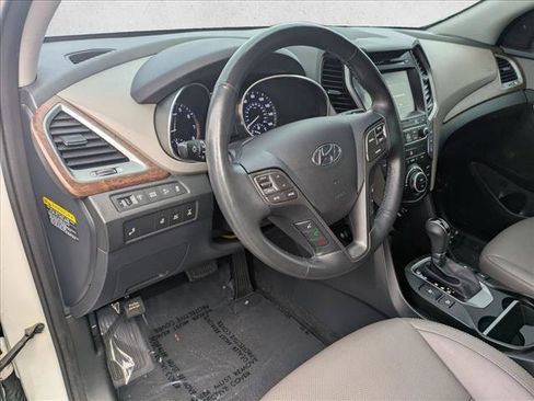 Used 2018 Hyundai Santa Fe SE image 11