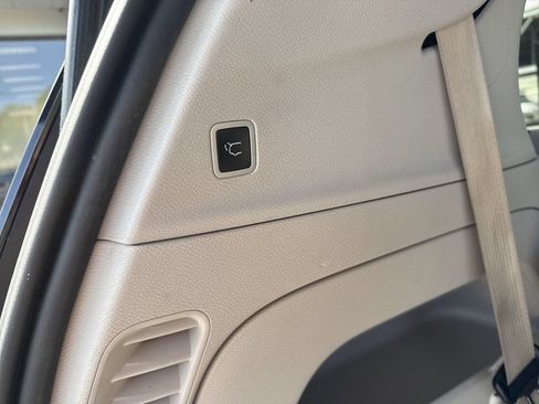 Used 2022 Chrysler Pacifica Touring-L FWD image 43