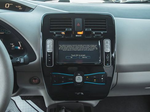 Used 2011 Nissan Leaf SL image 9