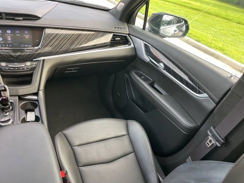 Used 2025 Cadillac XT6 Premium Luxury image 35