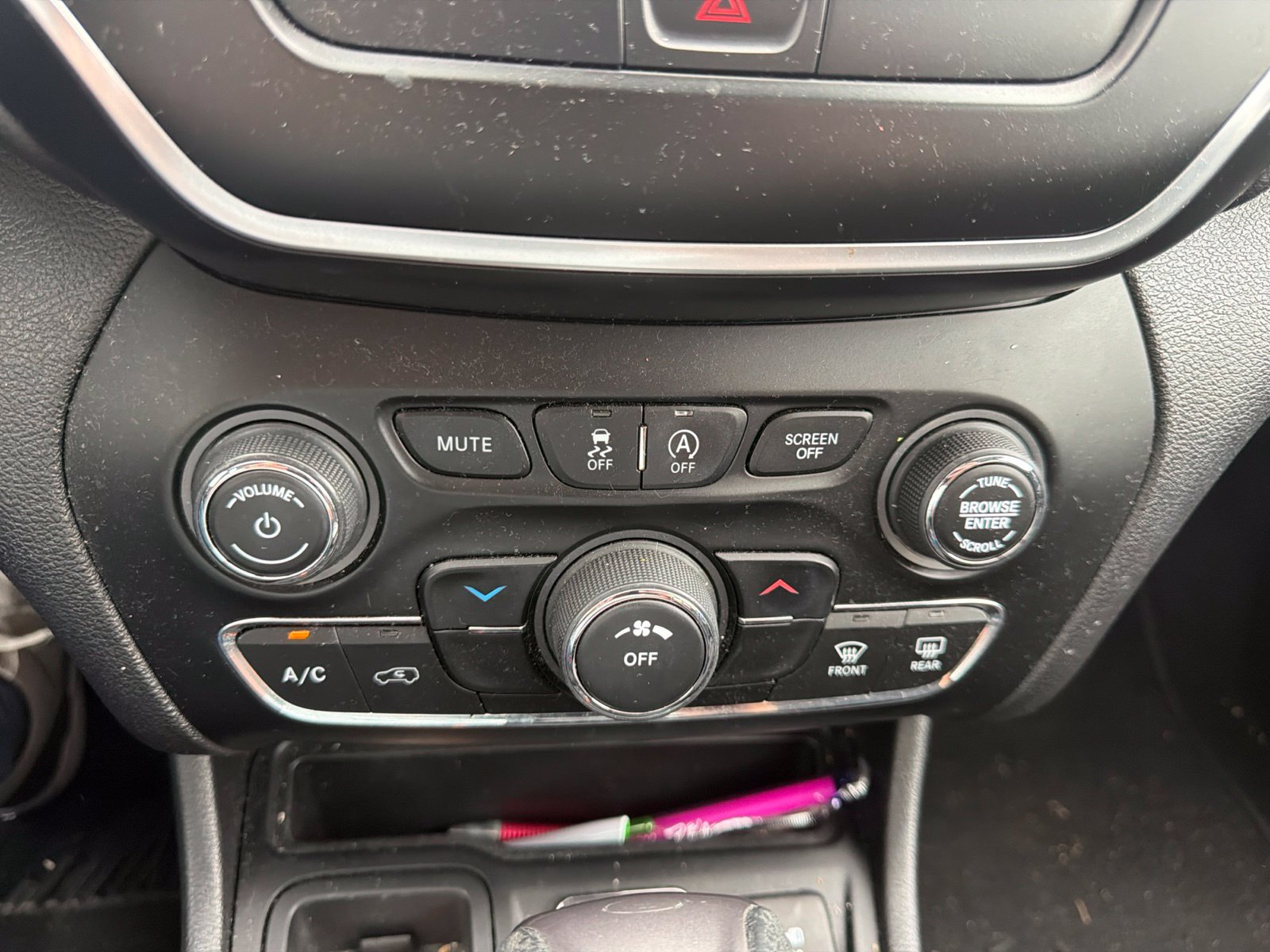 Used 2020 Jeep Cherokee Latitude FWD image 17