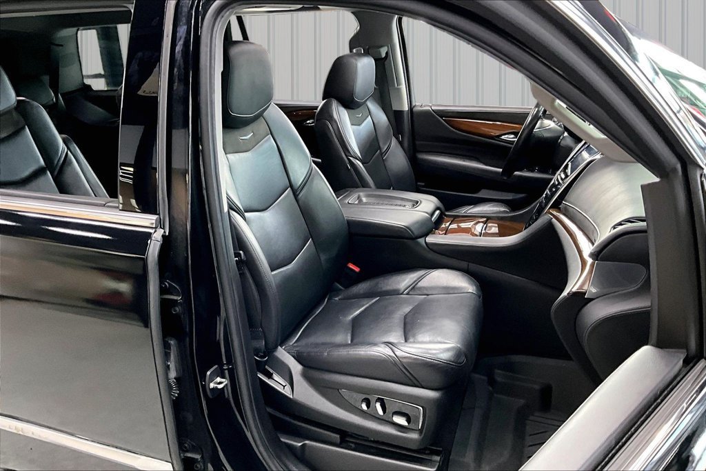 Used 2019 Cadillac Escalade Premium Luxury w/ LPO, Radiant Package AWD/4WD image 32