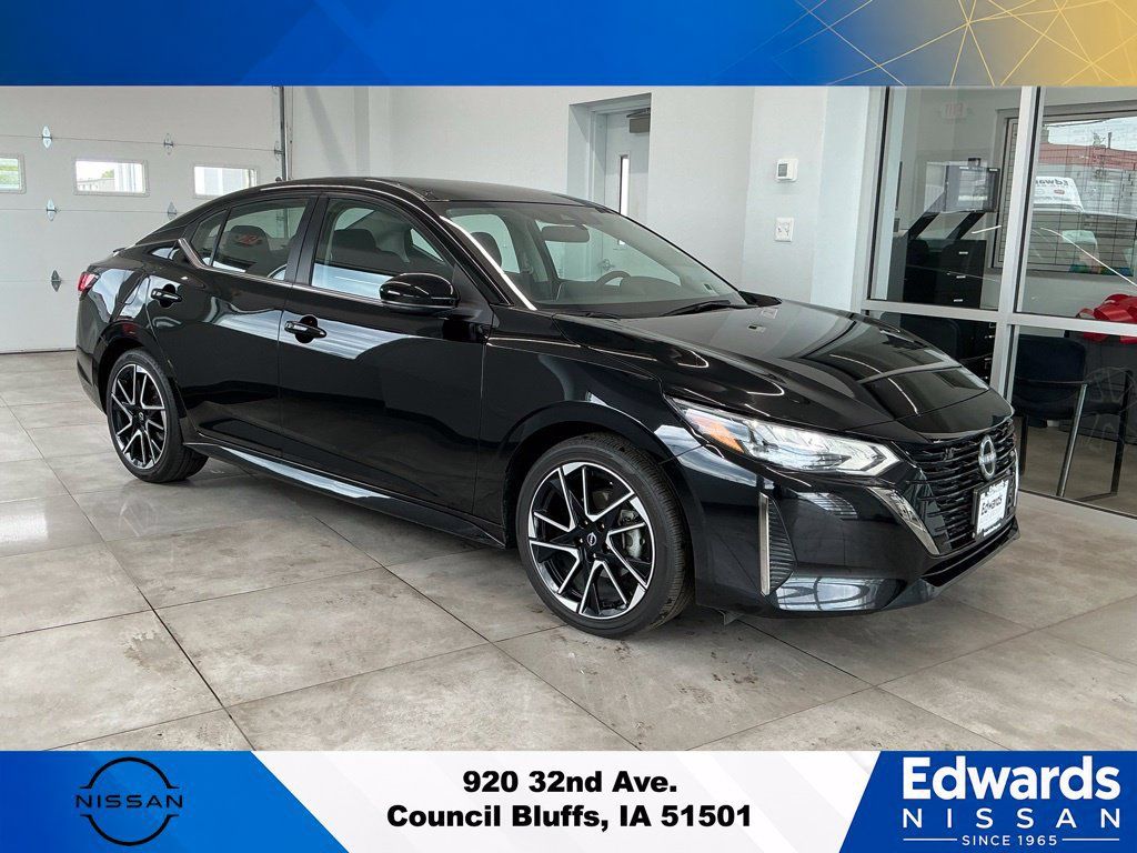 Used 2025 Nissan Sentra SR FWD image 2