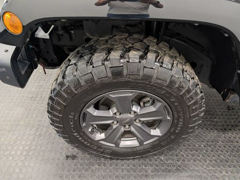 Used 2017 Jeep Wrangler Unlimited Rubicon AWD/4WD image 7