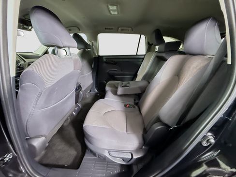 Used 2025 Toyota Highlander LE FWD image 25