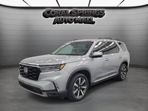 Used 2025 Honda Pilot Touring image 3