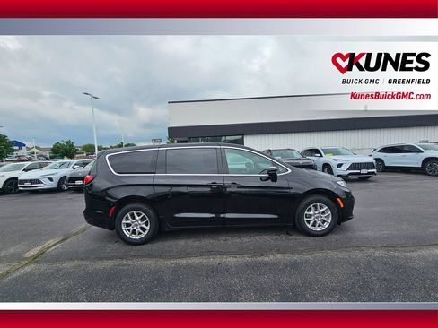 Used 2025 Chrysler Pacifica Select FWD image 4