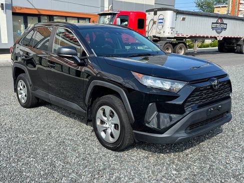 Used 2021 Toyota RAV4 LE AWD/4WD image 3