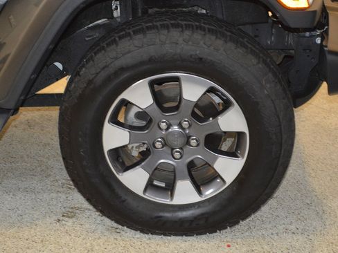 Used 2018 Jeep Wrangler Unlimited Sahara image 9