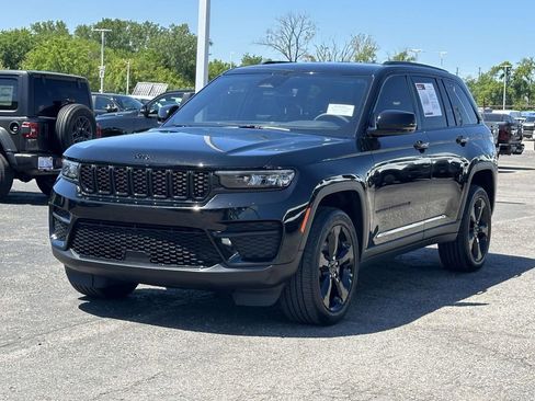 Used 2023 Jeep Grand Cherokee Altitude AWD/4WD image 7