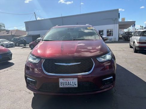 Used 2021 Chrysler Pacifica Limited w/ Uconnect Theater Family Group image 3