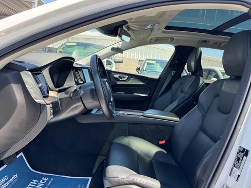 Used 2021 Volvo XC60 T5 Momentum w/ Premium Package FWD image 12