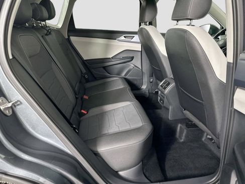 Certified 2025 Volkswagen Taos SE image 18