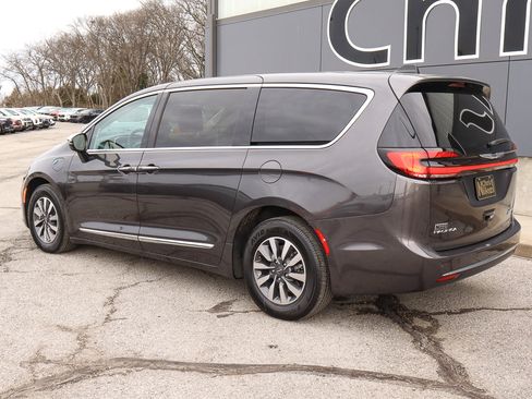 Used 2023 Chrysler Pacifica Limited image 6