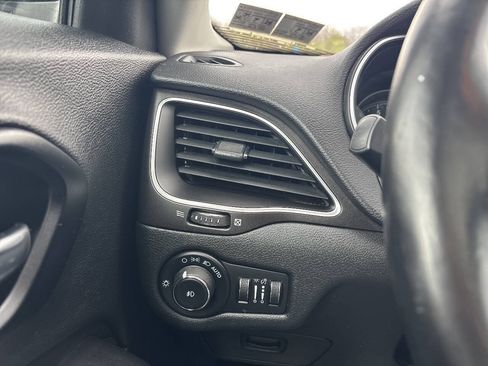 Used 2021 Jeep Cherokee Trailhawk w/ Sun, Sound & Nav Group AWD/4WD image 29